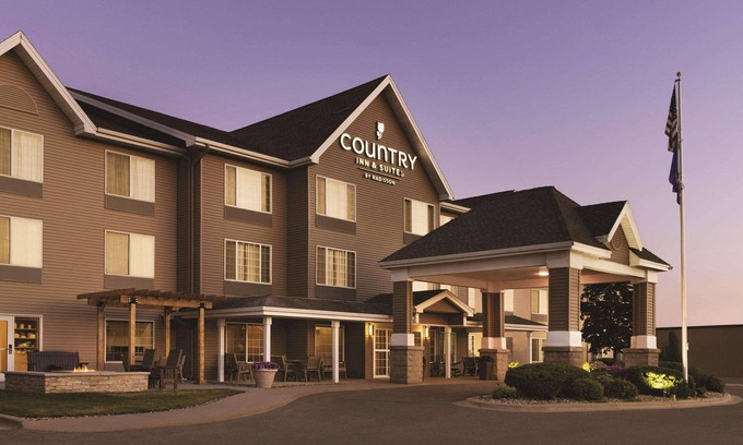 Albert Lea Hotel | Top-Rated Country Inn & Suites: Pool, Spa & Family-Friendly