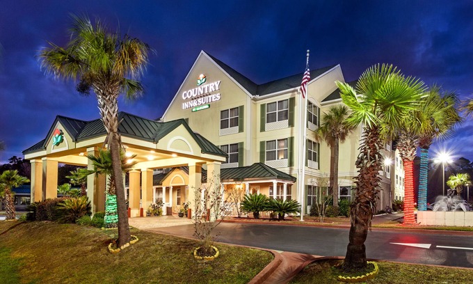 Hinesville Hotel | Cozy Country Inn & Suites: Family-Friendly Stay in Hinesville