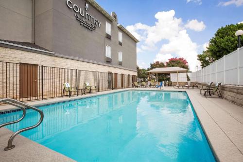 Wells Branch Hotel | Comfortable Country Inn & Suites in Pflugerville, TX