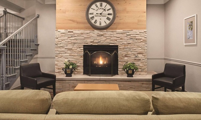 Schaumburg Hotel | Inviting Country Inn & Suites: Pool, Spa & Family-Friendly