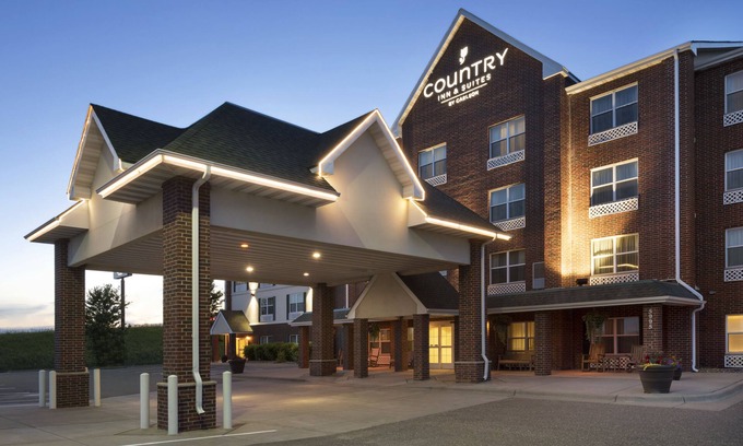 Shoreview Hotel | Discover Country Inn & Suites with Pool and Spa Retreat