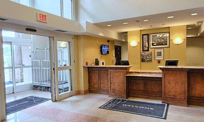 Dearborn Hotel | Cozy Country Inn & Suites in Dearborn, MI with Pool & Spa