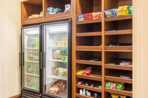 Cedar Bluff Hotel | Cozy Country Inn & Suites, Knoxville - Pet Friendly Retreat