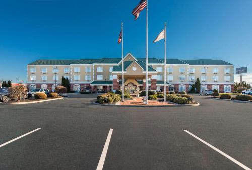 Findlay Hotel | Relaxing Retreat at Country Inn & Suites, Findlay, OH