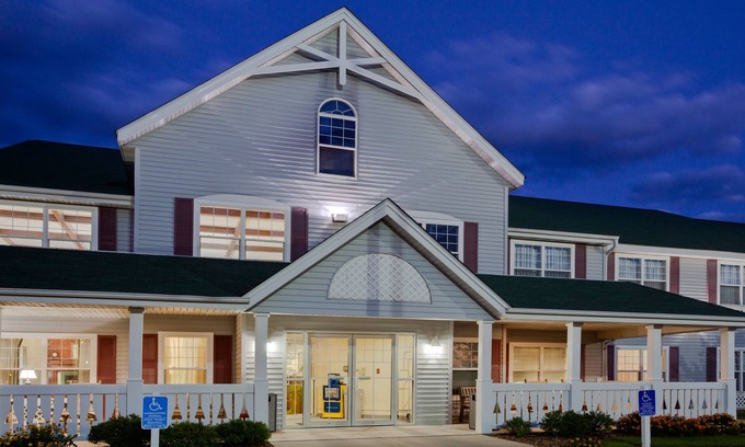 Grinnell Hotel | Comfortable Stay at Country Inn & Suites, Grinnell, IA
