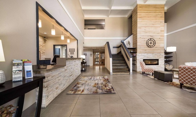 Freeport Hotel | Inviting Country Inn & Suites with Pool and Spa in Freeport