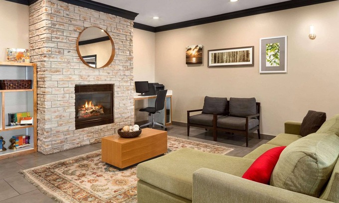 Manteno Hotel | Inviting Country Inn & Suites with Pool and Breakfast