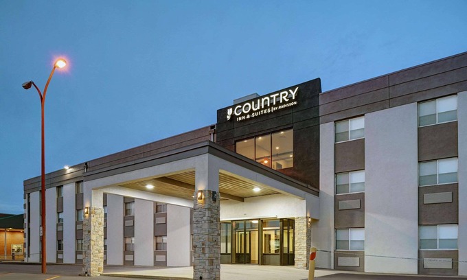 Pierre Hotel | Inviting Country Inn & Suites in Pierre, SD with Breakfast