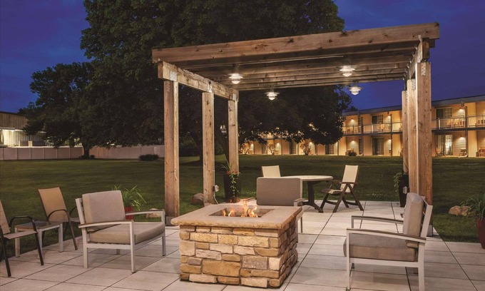 Woodbury Hotel | Cozy Retreat at Country Inn & Suites in Woodbury, MN