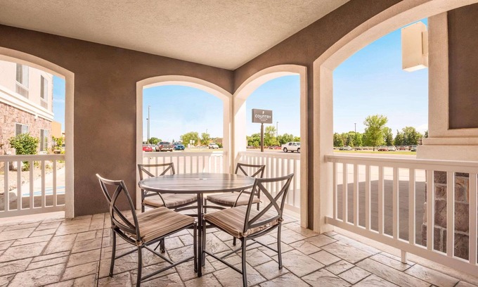 Minot Hotel | Comfortable Country Inn & Suites with Pool in Minot, ND