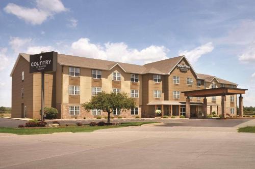 Quad Cities Hotel | Cozy Country Inn & Suites Near Moline Airport, IL