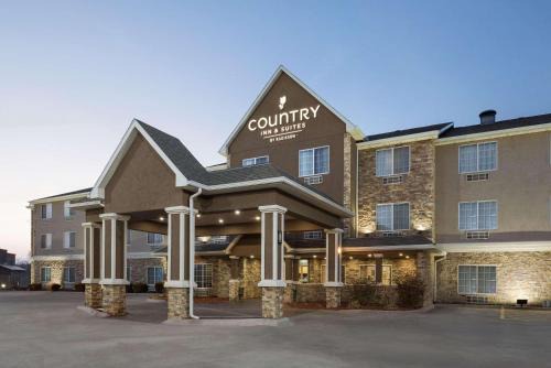 Topeka Hotel | Relax at Country Inn & Suites with Pool and Pet-Friendly Stays