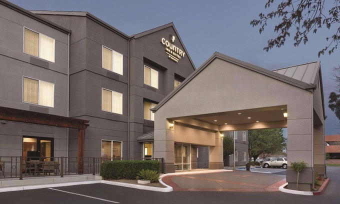 Raisin Hotel | Inviting Retreat at Country Inn & Suites Fresno North