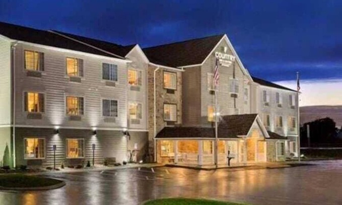 Hiram Hotel | Relax at Country Inn & Suites in Hiram, GA: Pool & Spa
