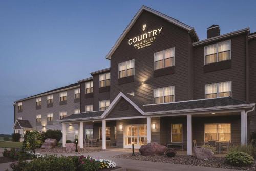Pella Hotel | Discover Country Inn & Suites: Pool, Hot Tub, and More!