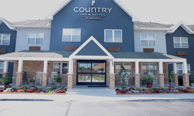 Sparta Hotel | Inviting Country Inn & Suites: Pool, Spa & Family-Friendly