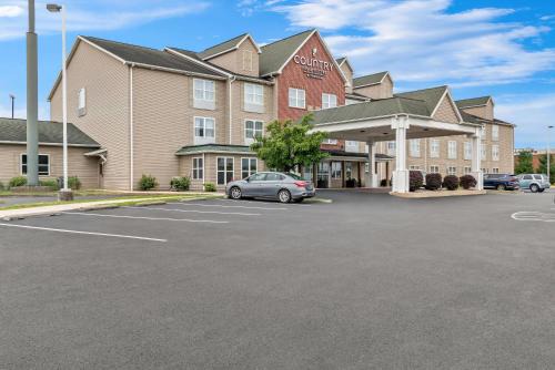 Chambersburg Hotel | Relax at Country Inn & Suites with Pool and Pet-Friendly Perks
