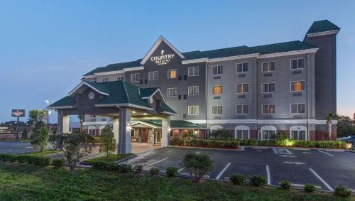 Pinellas Park Hotel | Relax at Country Inn & Suites with Oceanfront Views