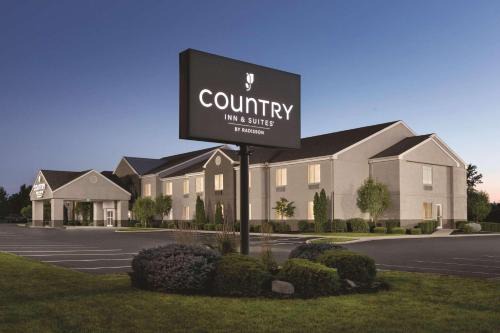 Gypsum Hotel | Relax at Country Inn & Suites with Pool and Family Fun
