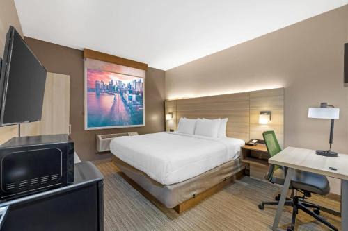 Travis - Chelsea Hotel | Comfortable Stay at Holiday Inn Express Staten Island West