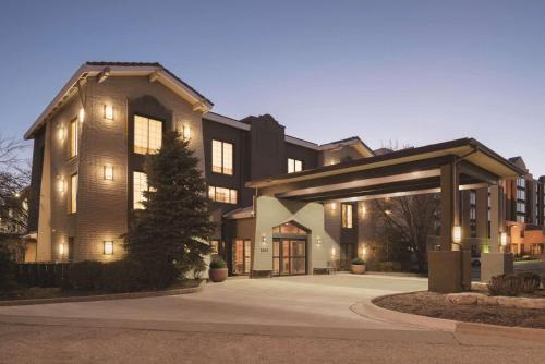 Hoffman Estates Hotel | Inviting Country Inn & Suites: Pet-Friendly in Hoffman
