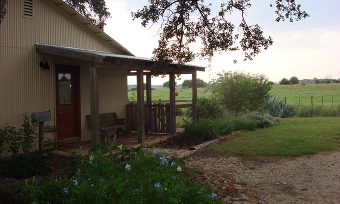 Seguin House | Escape to Country Life Near New Braunfels with Free Breakfast