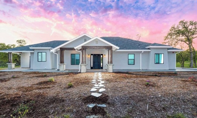Red Bluff Other | Idyllic Country Retreat with Child-Friendly Amenities