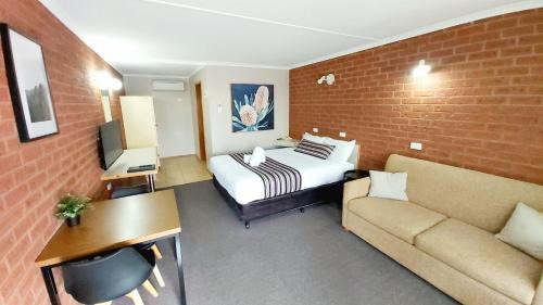 Forbes Hotel | Comfortable Stay at Country Mile Motor Inn - 4 Star Quality