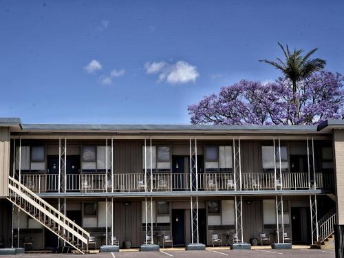 Singleton Hotel | Inviting Country Motor Inn with Pool & Family-Friendly Dining