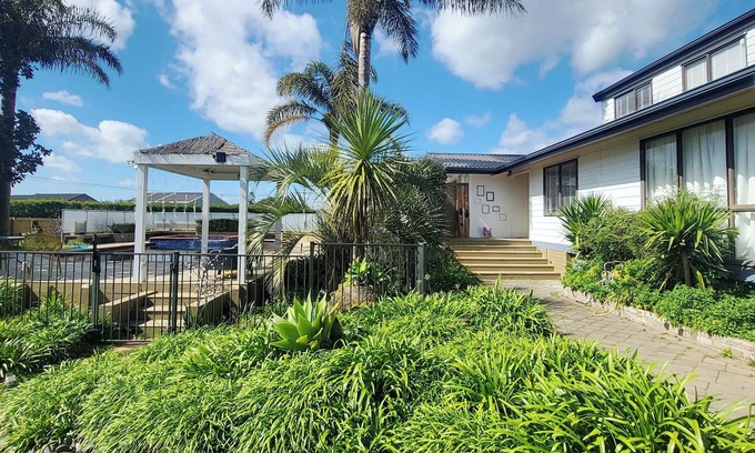 Hamilton Ski Chalet | Discover Your Urban Retreat: Pool, Hot Tub & Fiji Vibes