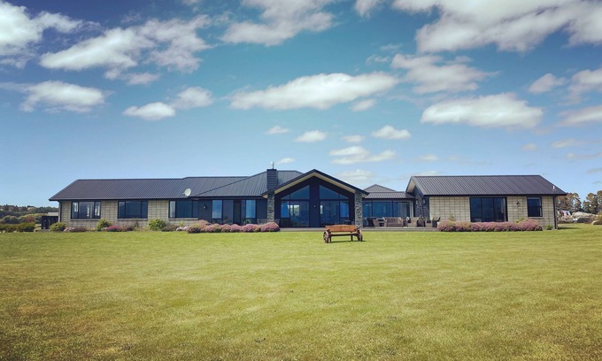 Te Anau Bed & Breakfast | Idyllic Retreat with Pool, Spa, and Family-Friendly Vibes