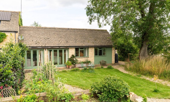 Great Rollright Cottage | Serene Country Retreat with Breathtaking Views - Guddlebrook Two