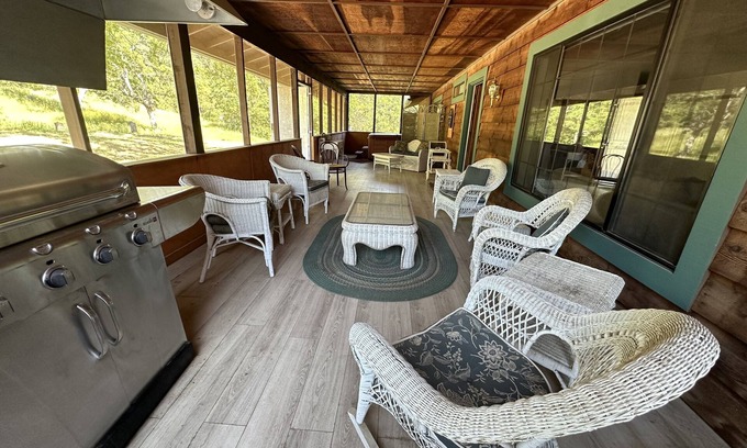 Squaw Valley House | Tranquil Country Retreat near Kings Canyon NP with EV Charger