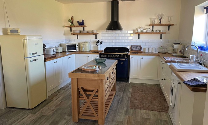 Caergeiliog Apartment | Inviting Country Retreat with Breakfast and Kitchen Amenities
