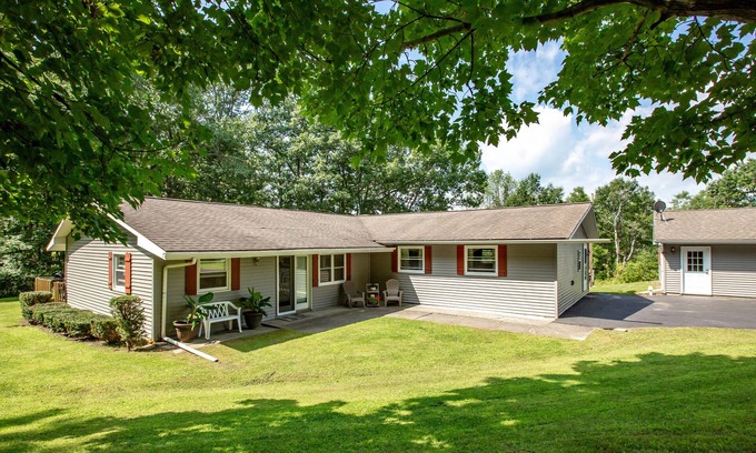 Town of Reading House | Tranquil Country Retreat with Spa and Family Amenities