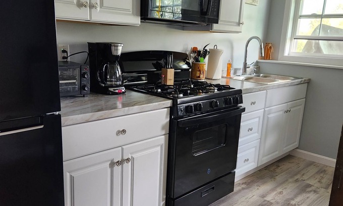 Lyndonville Apartment | Idyllic Country Retreat with Family and Pet-Friendly Amenities