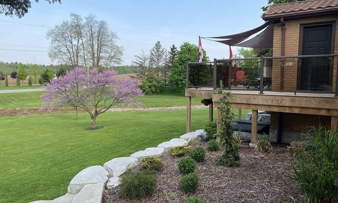 Tillsonburg Ski Chalet | Serene Country Getaway with Pool and Spa Amenities