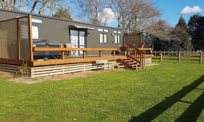 Arapuni Cottage | Cozy Tiny House Retreat with Spa and Hot Tub