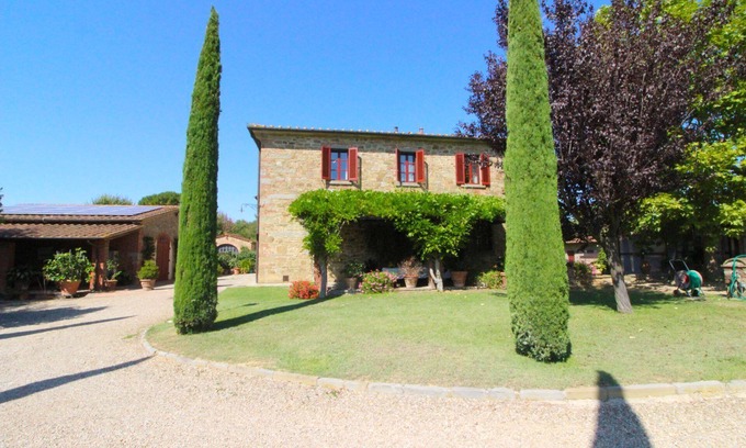 Le Piazze Villa | Experience Galleria di Brolio: Poolside Relaxation Awaits