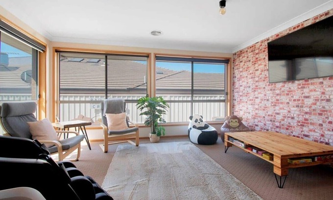 Estella House | Country Views - Family Retreat with Lake View & Firepit