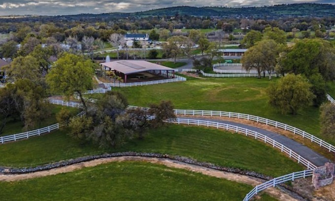 Lincoln House | Experience CountryRanchWeddings GuestHouse with Amazing Amenities