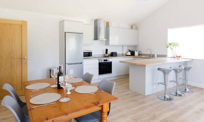 Birdham House | Cozy Bungalow for 4 Near Beautiful Beaches & Breakfast