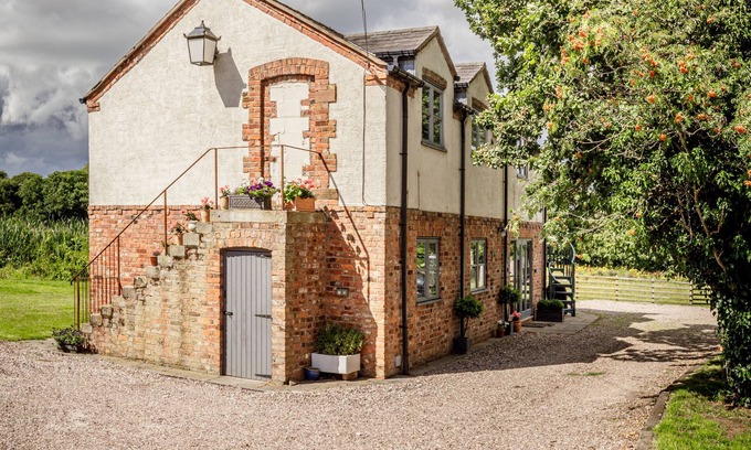 Cymau Cottage | Inviting Countryside Coach House Near Chester – Child Friendly