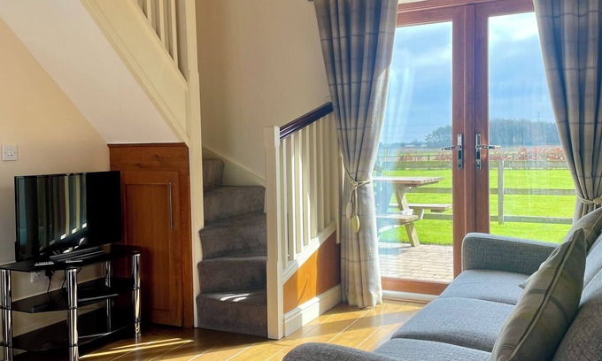 Selby Cottage | Rustic Countryside Cottage with Pool and Breakfast