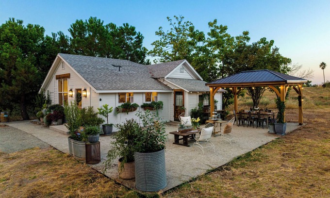 Newcastle House | Charming Countryside Cottage - Guest Rated 10/10, Family-Friendly