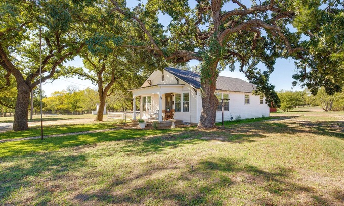 Decatur Cottage | Scenic Country Cottage with Spa, 18 Mi to Lake Bridgeport