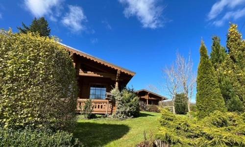 Aymestrey Apartment | Inviting Beech Log Cabin with Hot Tub and Family Amenities