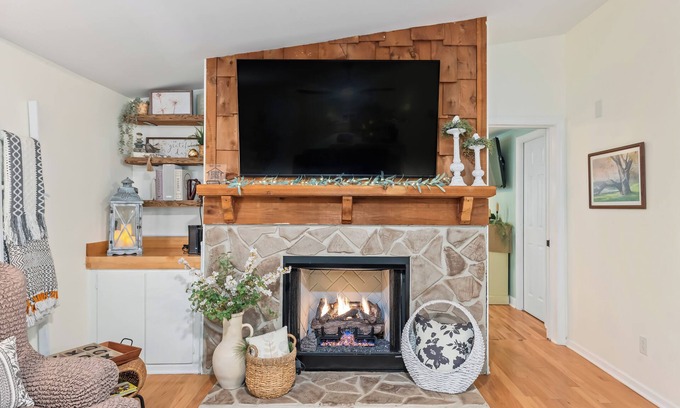 Jack House | Countryside Retreat with Jacuzzi Hot Tub