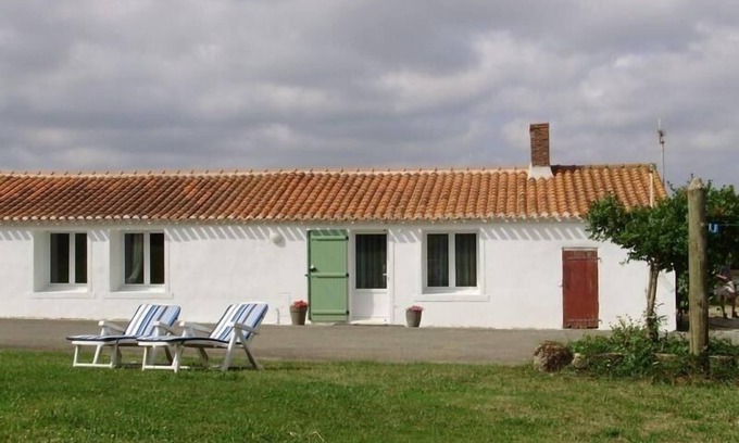 Vaire Cottage | Perfect Retreat at Gite Vairé: Lake View & Spa Amenities