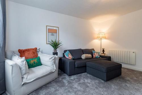 Rocester House | Countryside Stay Near JCB, Peaks & Alton Towers